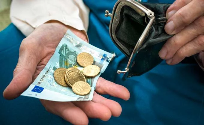 Δημοτικός υπάλληλος ζητά να μην απολυθεί ενώ έπαιρνε 9 χρόνια τη σύνταξη της νεκρής μητέρας του